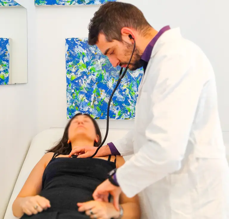 Dott. Walter Vignaroli durante una visita cardiologica con auscultazione